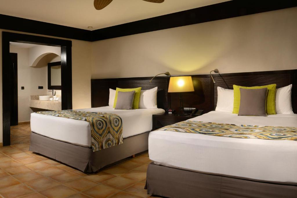 Mūsdienīgs viesnīcas numurs ar divām gultām, dekorēts ar spilgtiem akcentiem un mierīgu apgaismojumu, kas rada relaksējošu atmosfēru. Numurā ir pieejams vannas istabas skats un mūsdienīgs dizains.