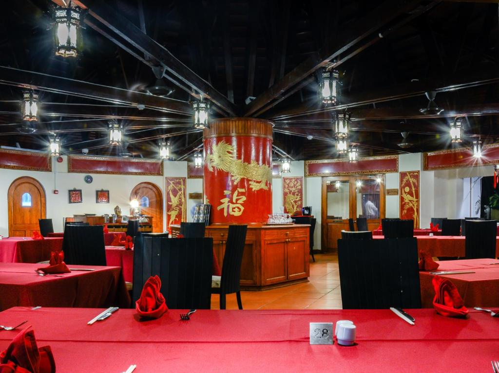 Elegantais ķīniešu restorāns ar sarkaniem galdautiem, melnām krēslām un tradicionāliem dekoratīviem elementiem, kas radīs patīkamu atmosfēru. Gaismas ar ķīniešu stilā, kas piešķir unikālu raksturu.