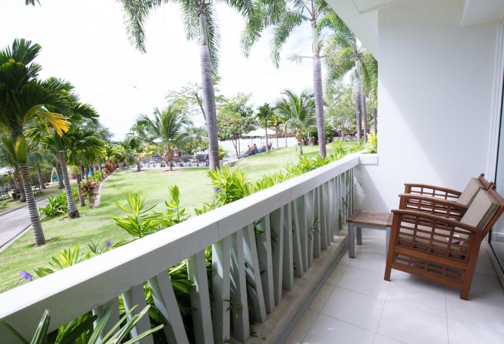 The Cliff Resort & Residences balkons ar skatu uz dārzu