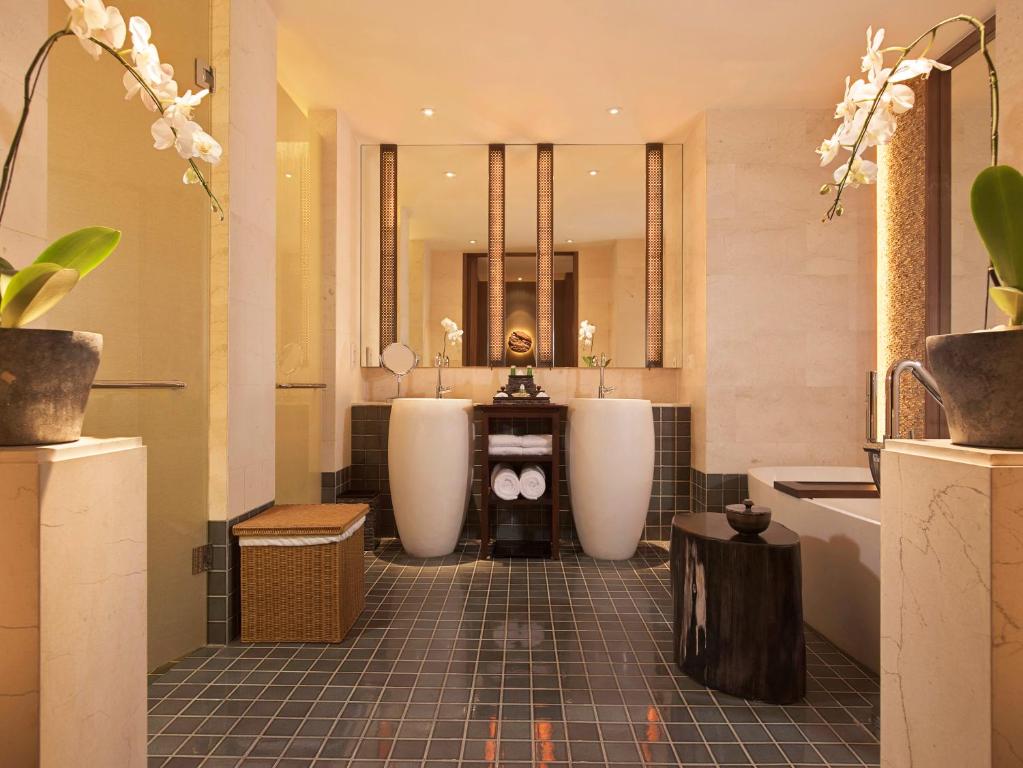 Moderns un elegants vannas istabas interjers ar dabīgiem aksesuāriem un mūsdienīgu dizainu. Gaismas un krāsu kombinācija rada relaksējošu atmosfēru.