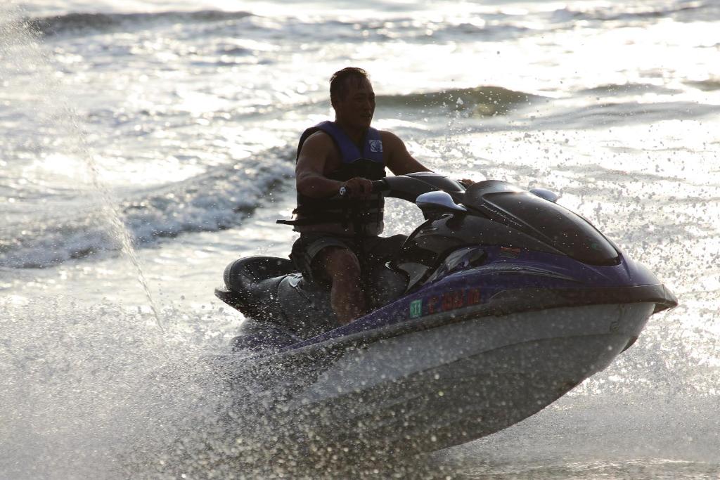 Viesis bauda ūdens motociklu uz viļņiem pie The Cliff Resort & Residences.