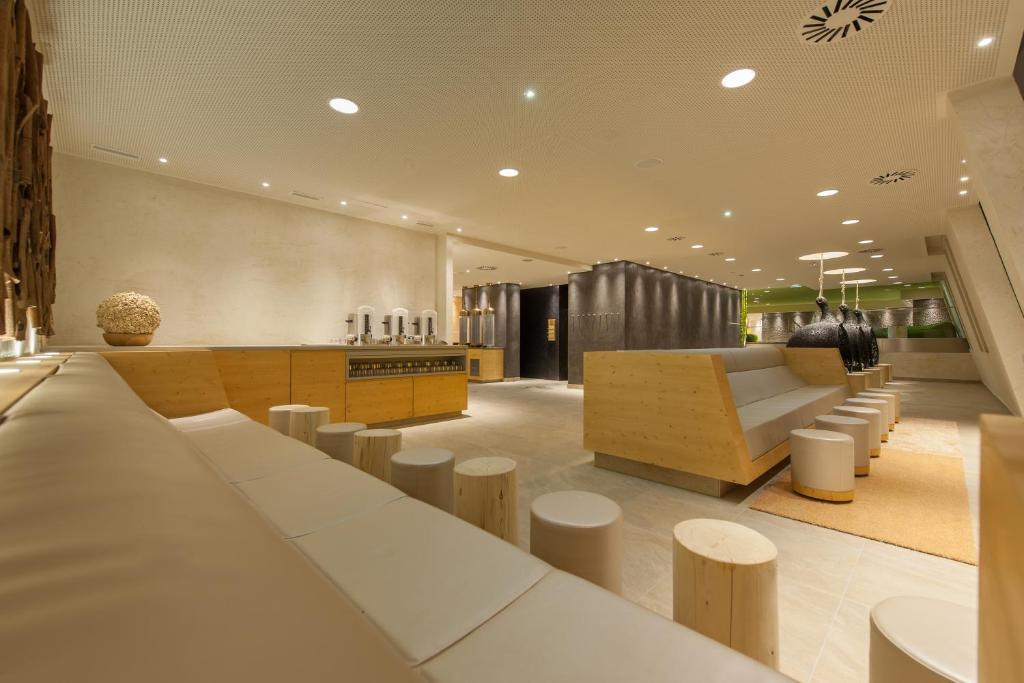 Mūsdienīgs un elegants atpūtas telpas interjers ar koka mēbelēm un relaksējošu atmosfēru. Telpā ir pieejami sēdvietas, dzeramais ūdens stacija un mākslinieciskas dekorācijas.