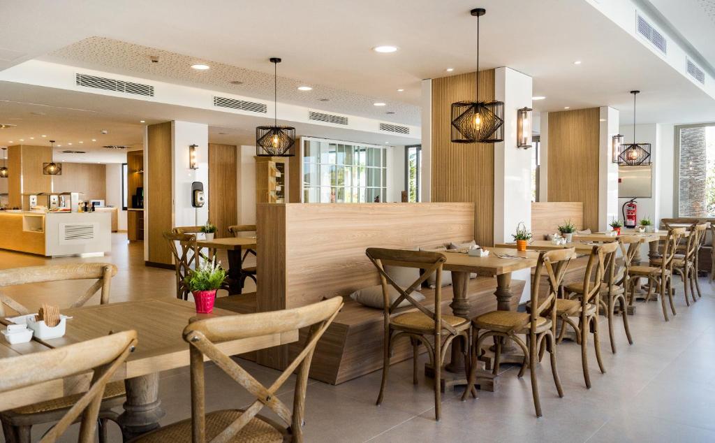 Mūsdienīgs restorāns ar koka mēbelēm un siltu apgaismojumu, piedāvā komfortablu un aicinošu atmosfēru. Telpa ir iekārtota ar augiem un elegantiem gaismas ķermeņiem.