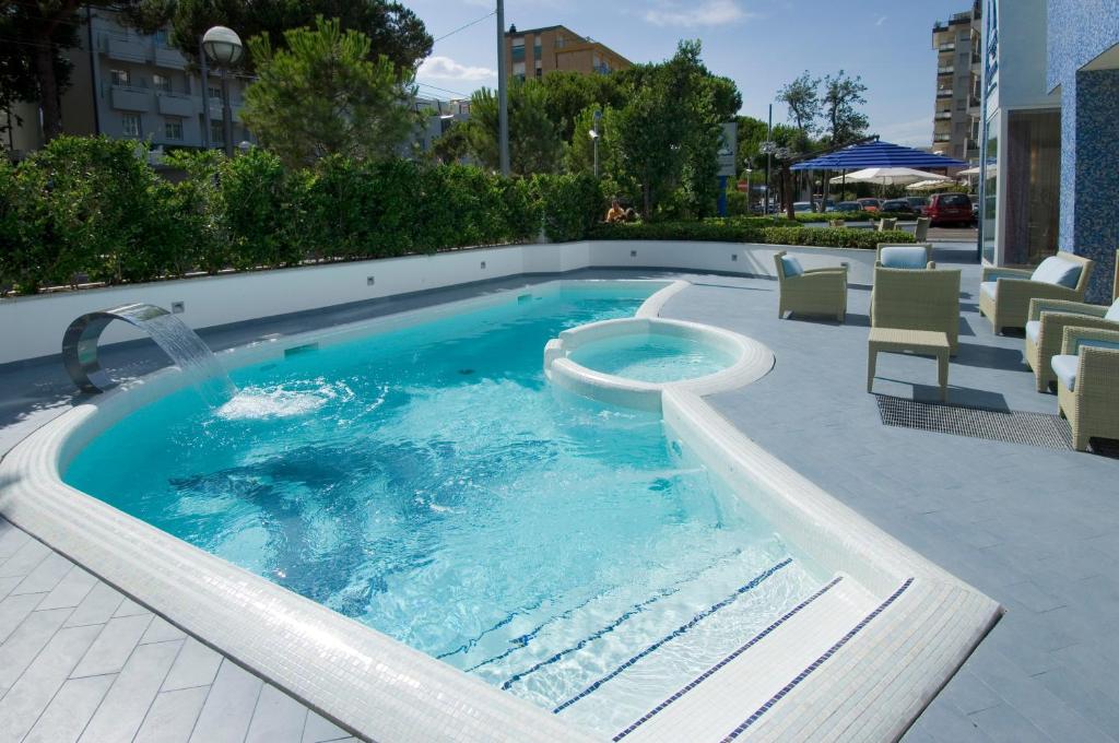 Peldbaseins ar ūdens plūsmu un atpūtas zonu, ieskauts zaļumiem un mūsdienīgām mēbelēm. Ideāla vieta relaksācijai un atpūtai.