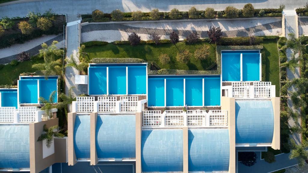 Skats uz Princess Andriana Resort & Spa baseiniem no augšas