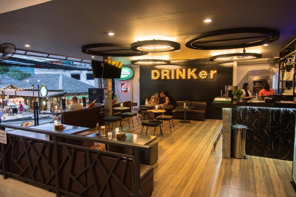 Mūsdienīgs bārs ar stilīgu interjeru, kurā redzams liels 