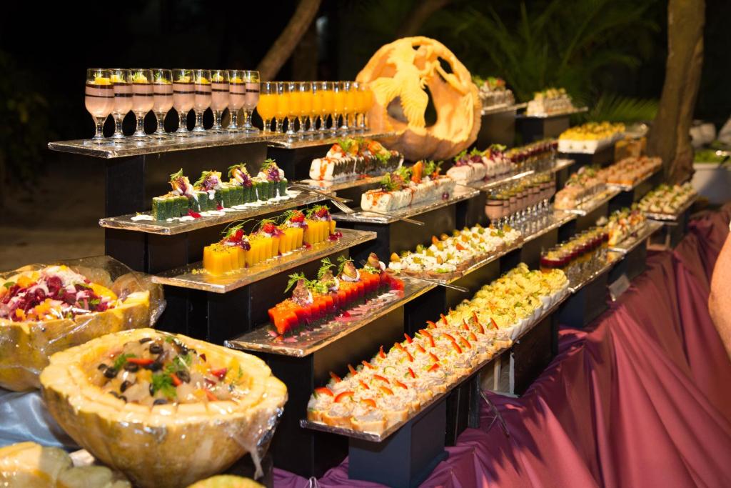 Lieliska bufete ar dažādiem ēdieniem, tostarp sushi, desertiem un dzērieniem, kas pasniegti stilīgā veidā. Ideāls svinību vai pasākuma papildinājums.