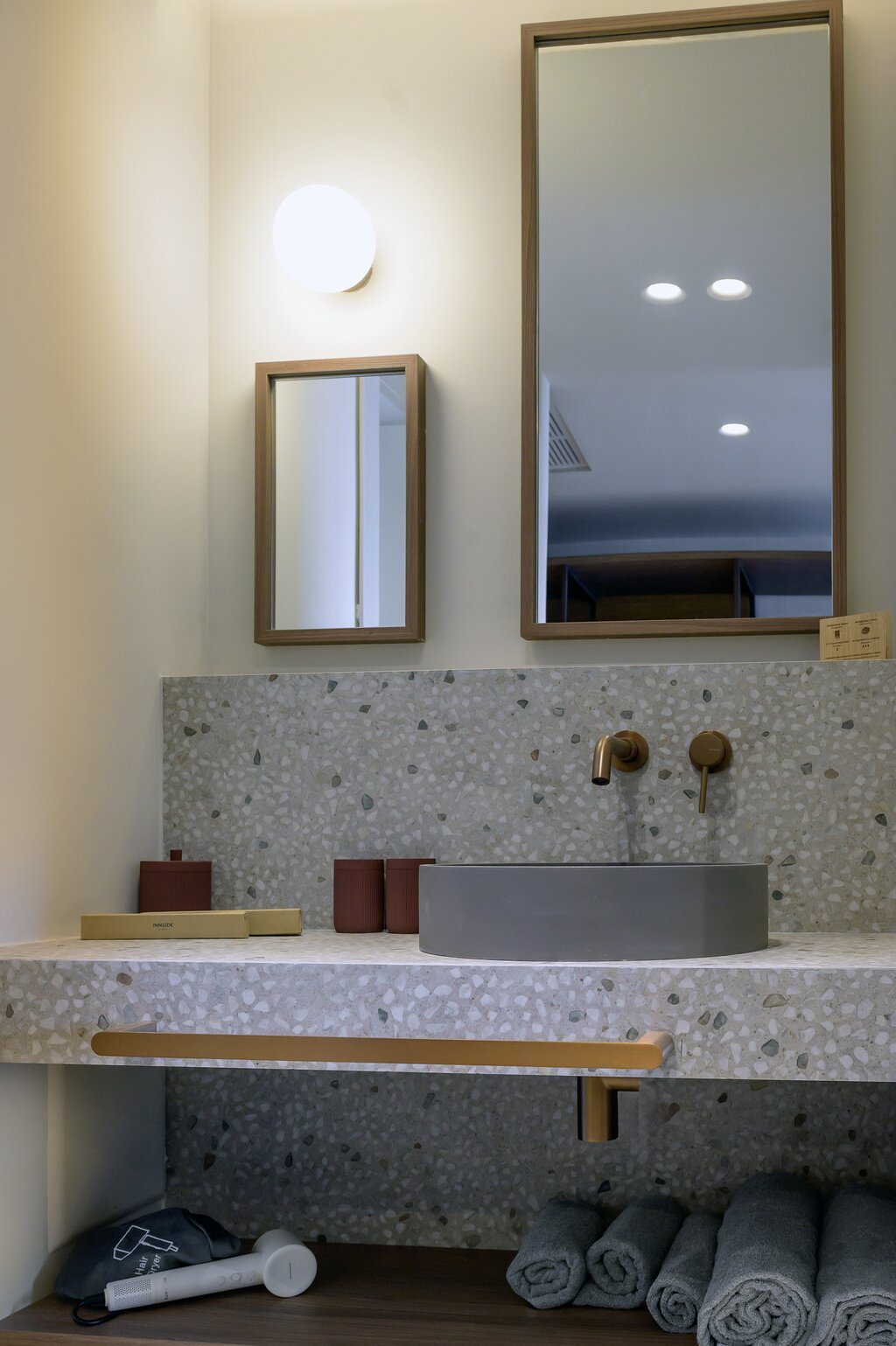 Moderns vannas istabas dizains ar terrazzo apdari viesnīcā INNSiDE by Meliá Elounda