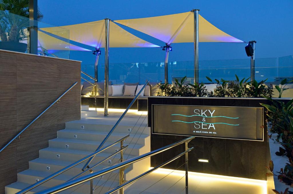 Moderns restorāns "Sky & Sea" ar elegantu apgaismojumu un stilīgu dizainu, izvietots augstā terasē ar skatu uz jūru. Mūsdienīga arhitektūra apvienota ar zaļumiem, radot patīkamu atmosfēru.