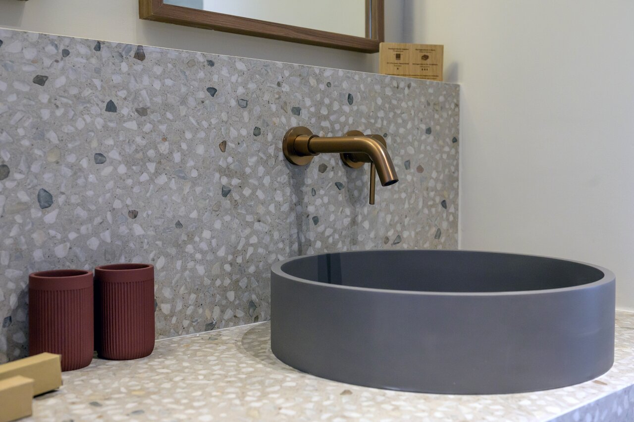 Mūsdienīga vannas istabas izlietne un dizains viesnīcā INNSiDE by Meliá Elounda.