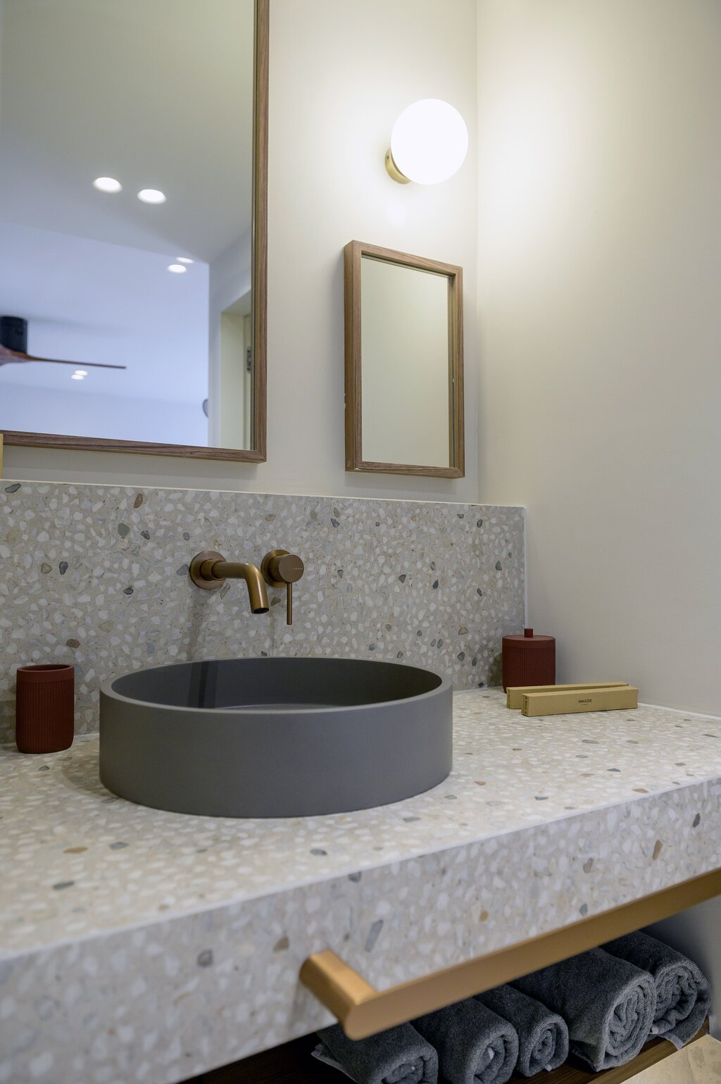 Mūsdienīga vannas istabas izlietne un terrazzo apdare viesnīcā INNSiDE by Meliá Elounda