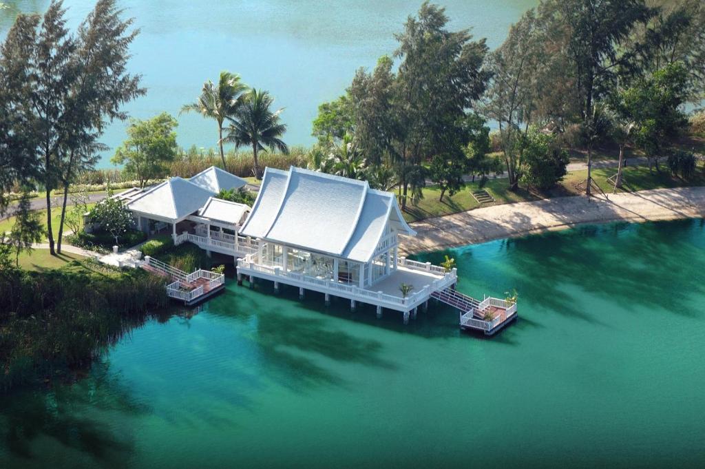 Viesnīca Angsana Laguna Phuket piekrastē ar skatu uz ūdeni