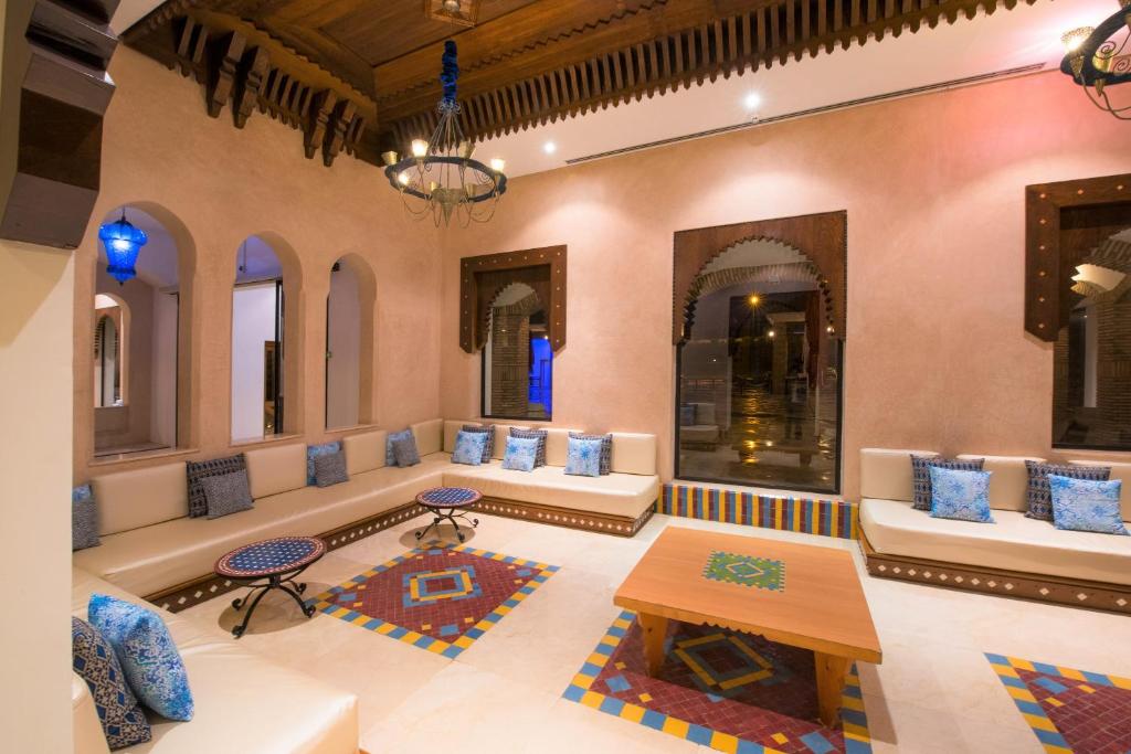 Mūsdienīgs interjers ar arābu stila iedvesmu, kurā ir ērti dīvāni, krāsaini spilveni un dekoratīvi gaismas avoti. Telpa ir izgreznota ar tradicionāliem elementiem un pasvītrota ar siltu apgaismojumu.