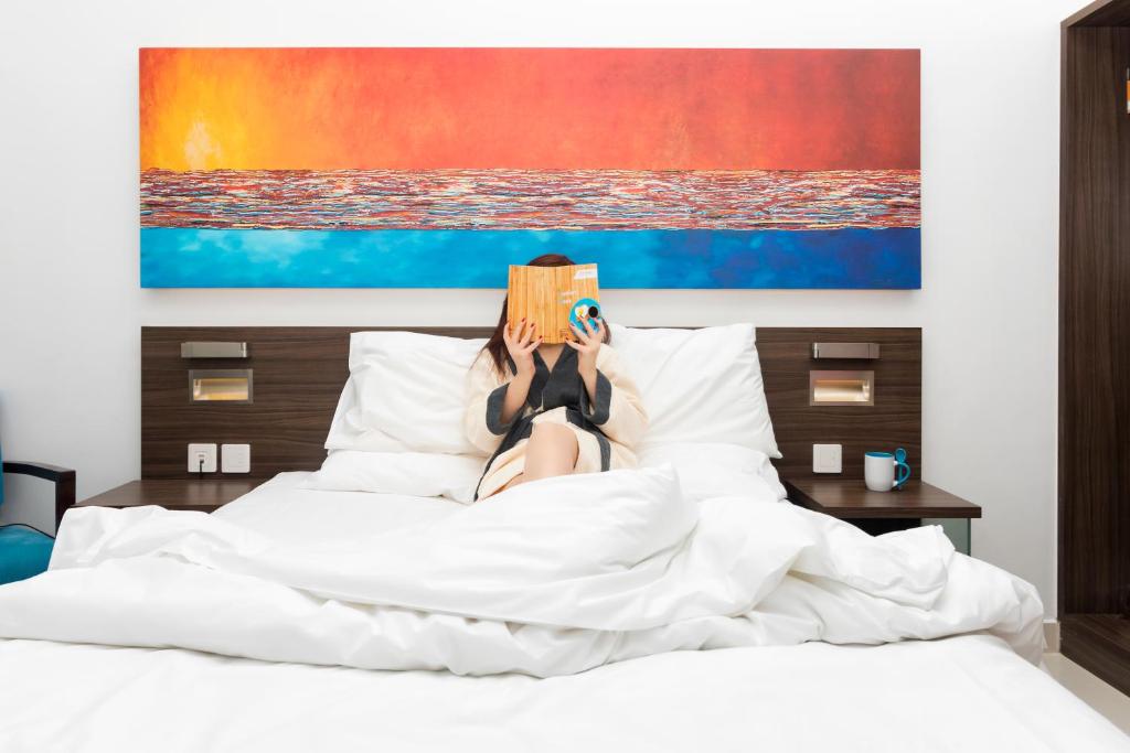 Citymax al Barsha numurs ar spilgtu gleznu pie sienas.