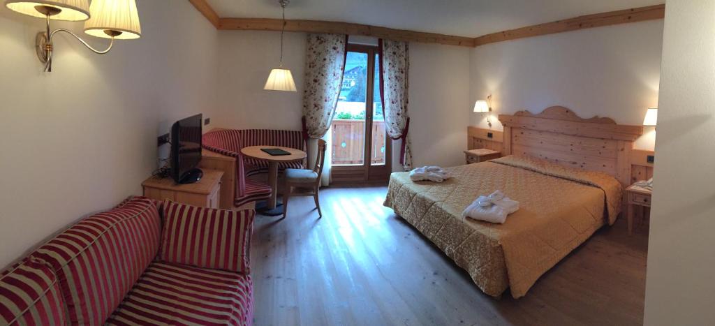 Mūsdienīgs viesnīcas numurs ar koka apdari, divguļamo gultu un ērtu sēdvietu, kas ir ideāls atpūtai. Gaismas un logi nodrošina patīkamu atmosfēru.