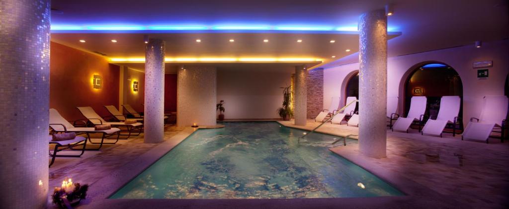 Iekštelpu peldbaseins ar relaksējošu apgaismojumu un ērtām atpūtas krēsliem, radot mierīgu un komfortablu atmosfēru. Ideāla vieta atpūtai un relaksācijai.