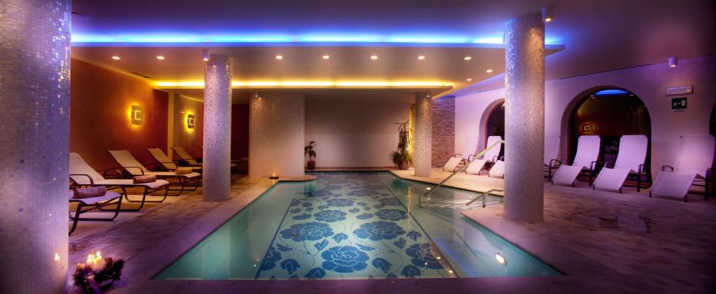 Mūsdienīgs spa ar iekštelpu baseinu, apgaismojums un relaksējošas atpūtas zonas. Ideāla vieta, lai atpūstos un baudītu mierīgu atmosfēru.