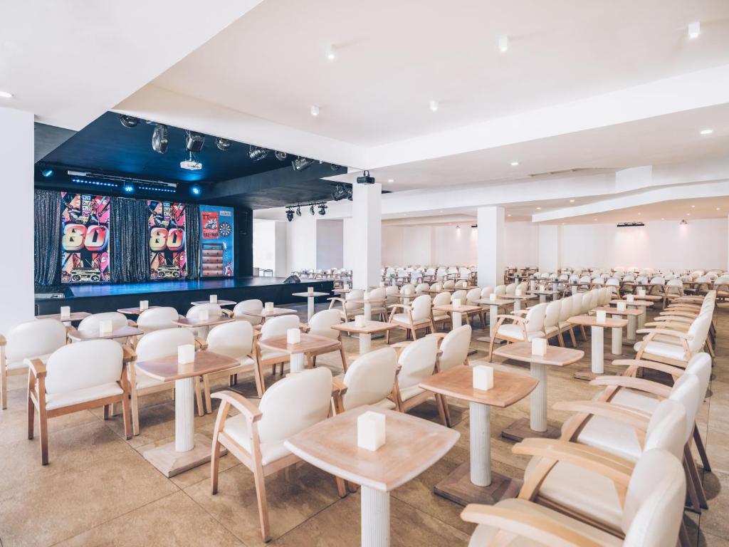 Liela, moderna izklaides telpa ar daudzām vietām un skatuvi, kas dekorēta ar krāsainām aizkars un plakātiem. Ideāla vieta pasākumiem un izrādēm.