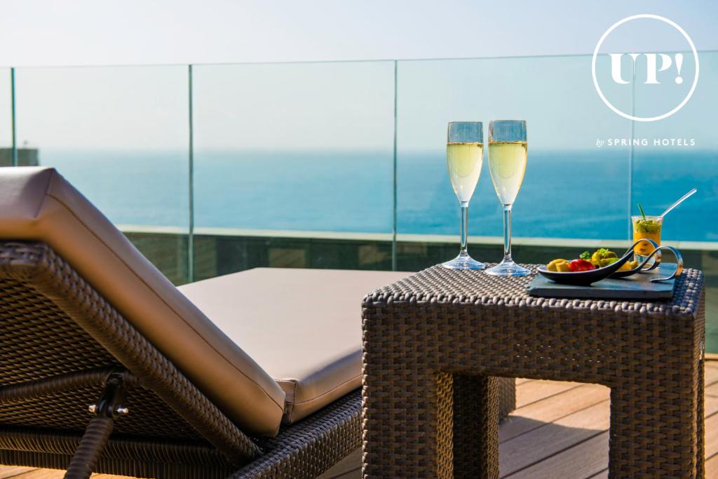 Arona Gran Hotel & Spa jumta terase ar skatu uz okeānu