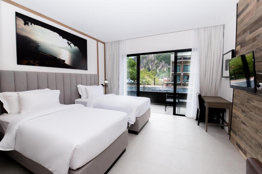 Moderns numurs pie Sugar Marina Resort Cliffhanger Aonang ar skatu uz baseinu.