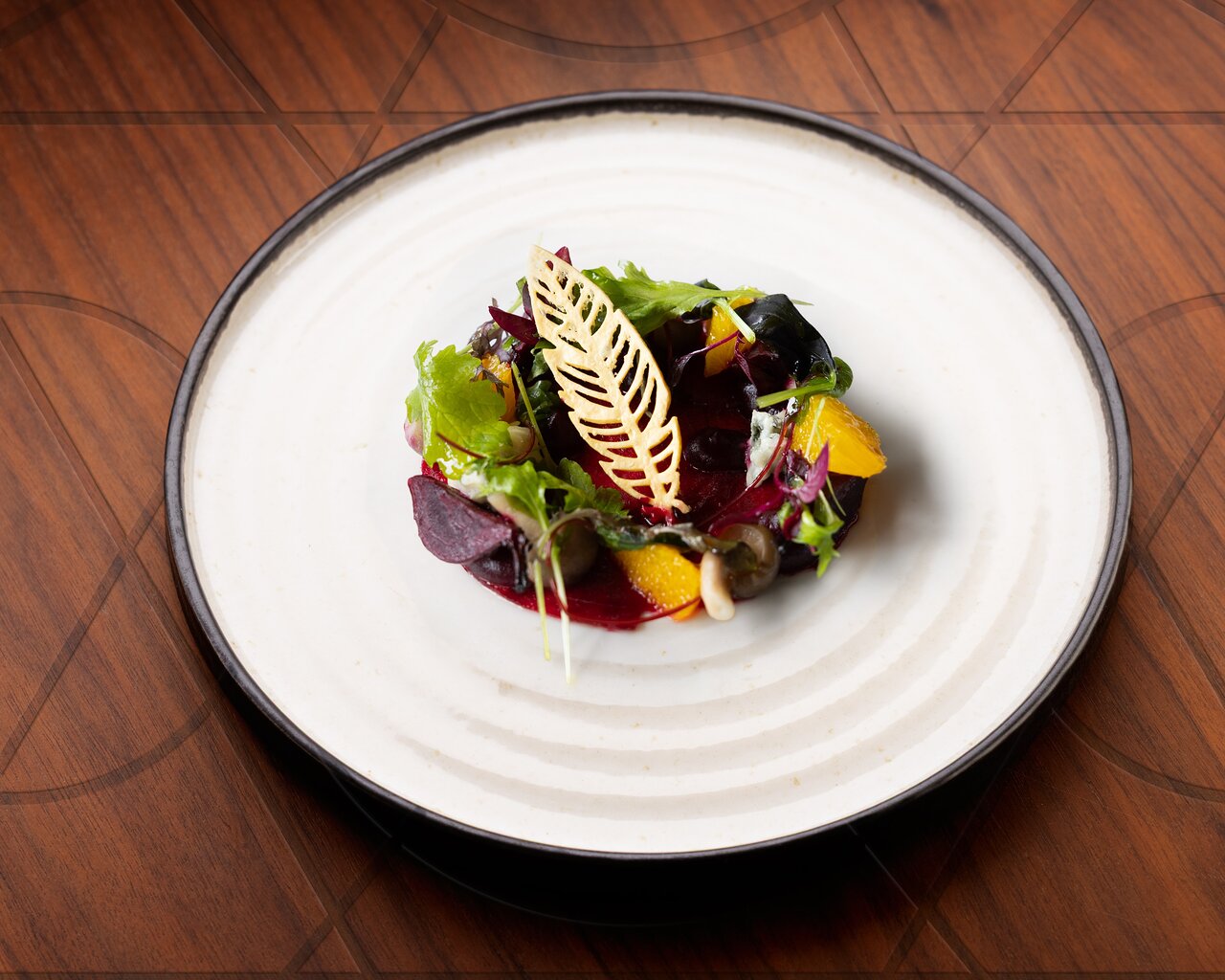 Izsmalcināti biešu un apelsīnu salāti EPIC SANA Algarve Hotel restorānā