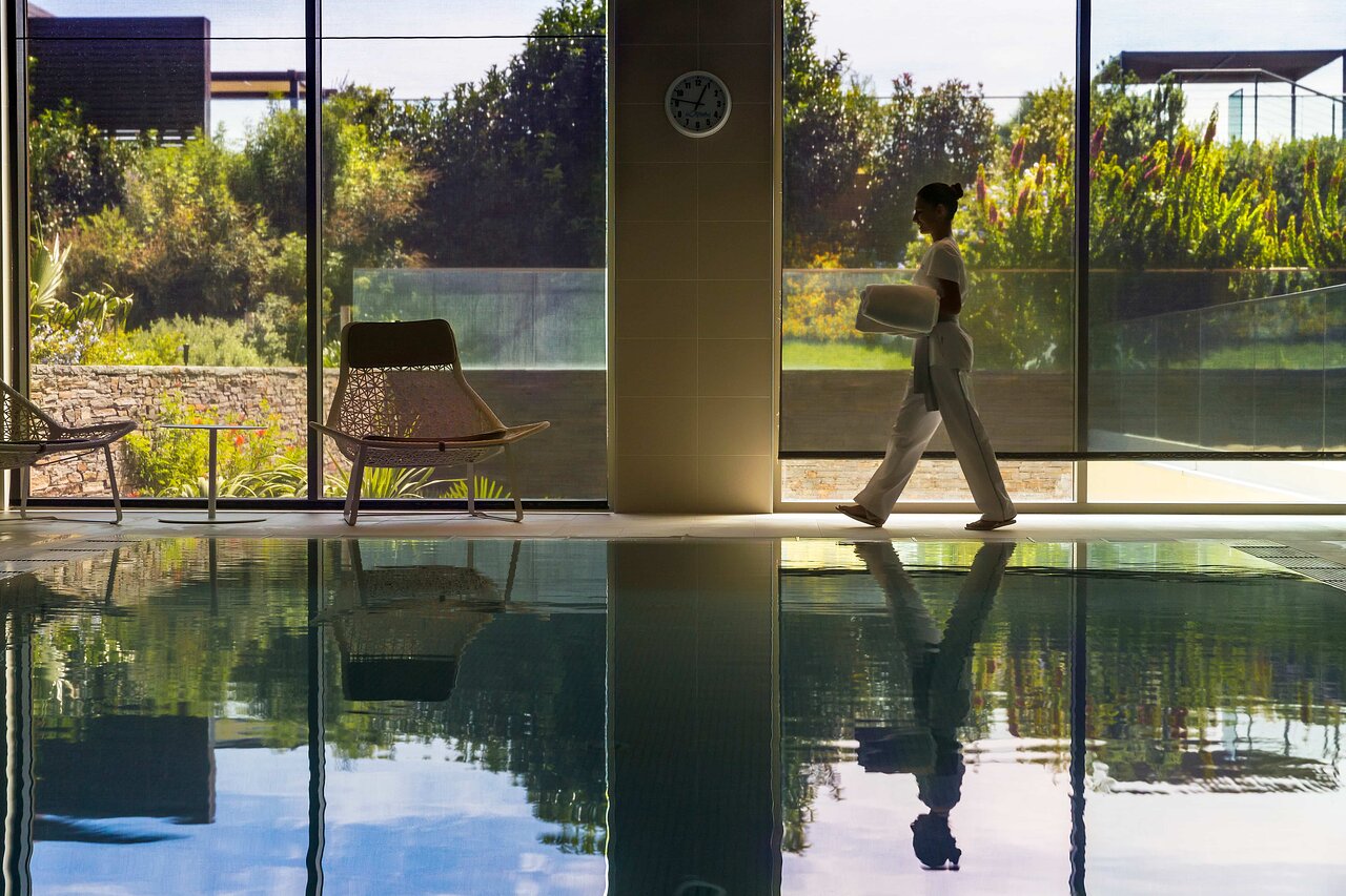 Relaksējošs iekštelpu baseins un SPA personāls EPIC SANA Algarve Hotel telpās.