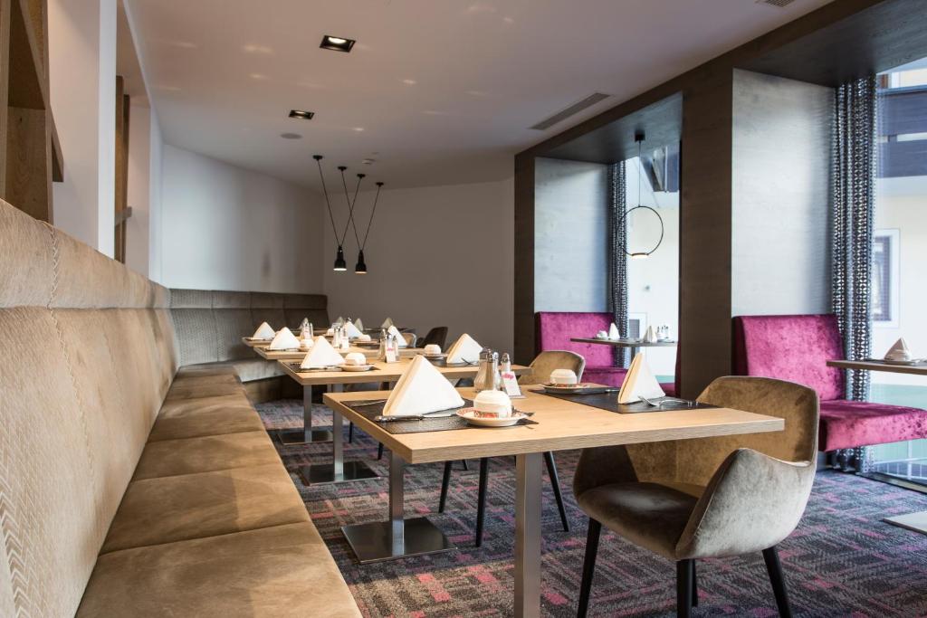 Moderns restorāns ar elegantiem galdiem un komfortablām sēdvietām, kas piedāvā patīkamu atmosfēru. Interjers apvieno neitrālas krāsas un mūsdienīgu dizainu.