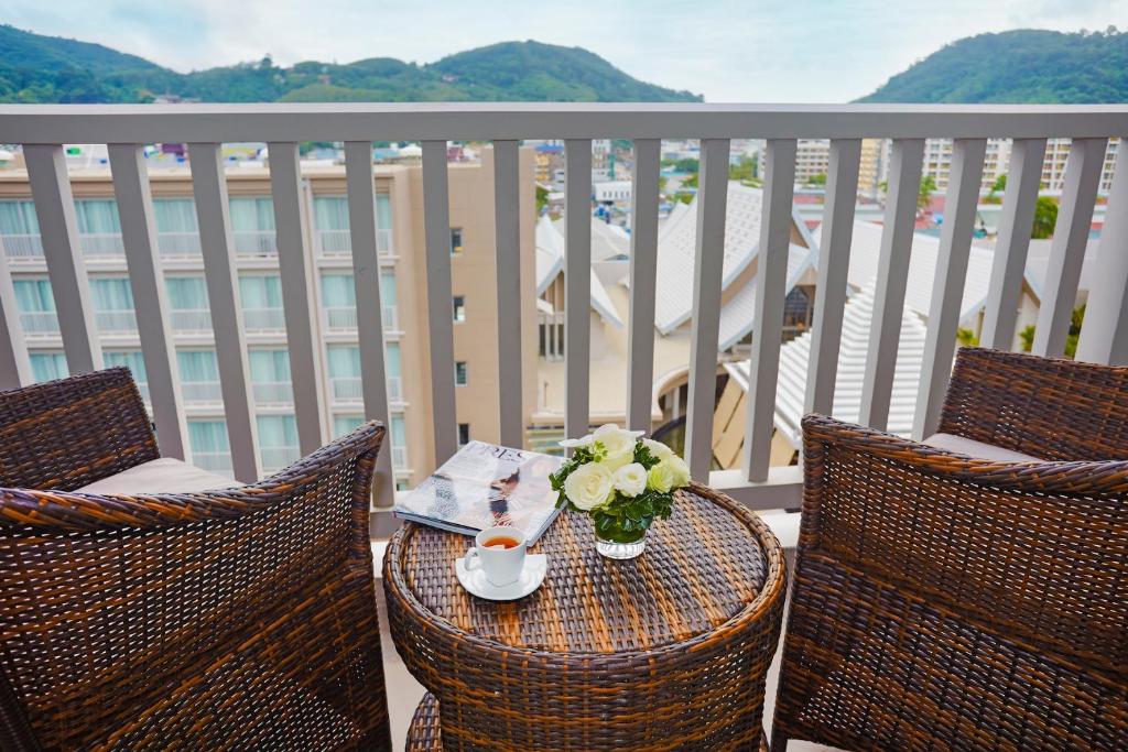 Balkons ar divām krēsliem un galdiņu, Grand Mercure Phuket Patong