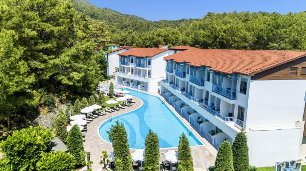 Mūsdienīgs viesnīcas komplekss ar plašu peldbaseinu un zaļojošo apkārtni, kas nodrošina relaksējošu atmosfēru. Viesnīca atrodas starp kokiem un kalniem, piedāvājot komfortablu uzturēšanos.