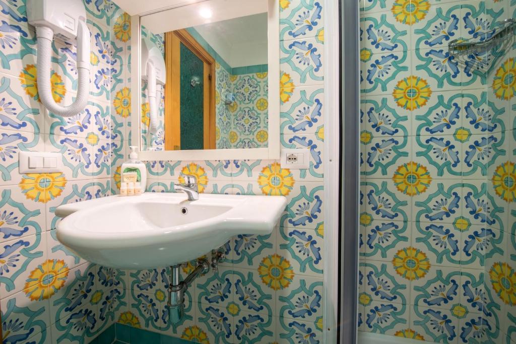 Vannas istaba ar spilgtām flīzēm, izteiksmīgu spoguli un modernu izskatu. Telpā ir duša, izlietne un higiēnas līdzekļi.