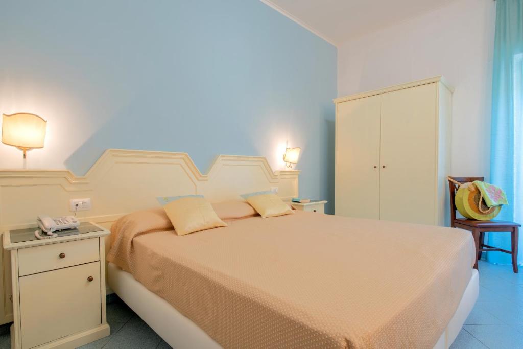 Gaiša un ērtā guļamistaba ar divguļamo gultu, naktsgaldiņu un skapīšiem, kas radīta relaksējošai atmosfērai. Sienas ir gaismas zilā krāsā, piešķirot telpai mierīgu noskaņu.