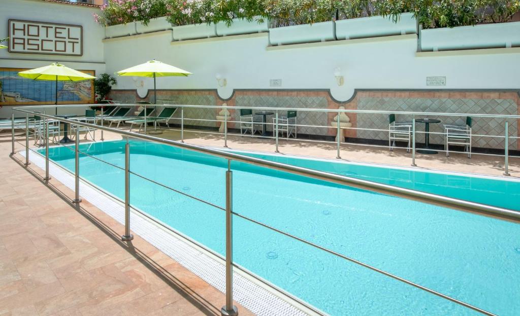 Baseins ar saulessargiem un atpūtas zonu viesnīcā Ascot, piedāvā mierīgu atmosfēru un relaksāciju. Ideāla vieta vasaras atpūtai.
