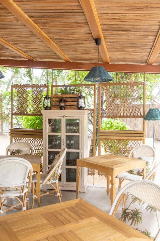 Kafejnīcas interjers ar dabīgu koka apdari, baltām krēslām un galdiem, kas radījuši mājīgu atmosfēru. Gaismas elementi un zaļumi piešķir telpai patīkamu noskaņu.