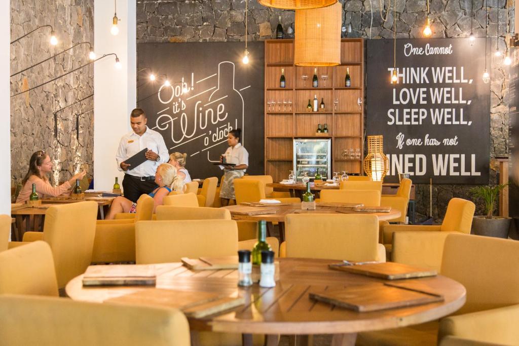 Mūsdienīgs restorāns ar siltu atmosfēru, kur viesi bauda maltītes un dzērienus, apkalpo viesmīļi. Interjerā redzami akmens sienas un stilīgi gaismekļi, radot patīkamu vidi.