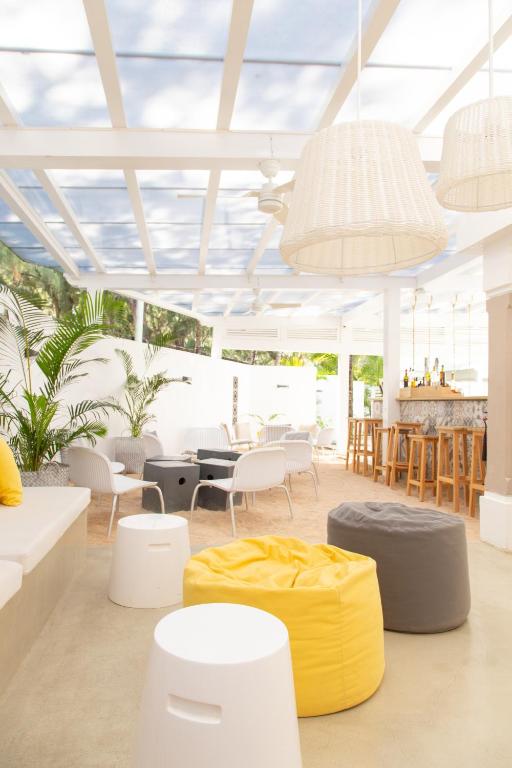 Moderns interjers ar komfortablu sēdvietu un dabīgu apgaismojumu, ideāls relaksācijai un sociālajām aktivitātēm. Stilīgas lampas un augi piešķir dzīvīgumu telpai.