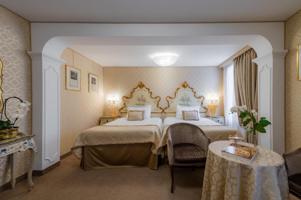 Elegants viesnīcas numurs ar divām gultām, dekorēts ar greznu apdari un mīkstiem toņiem. Interjerā ir gaismas avoti, stilīgas mēbeles un mājīgas detaļas.