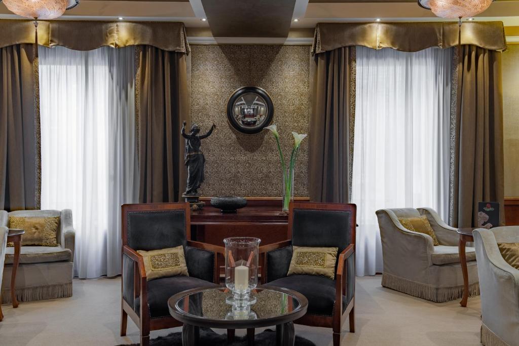 Eleganta viesistaba ar stilīgām mēbelēm, lieliem logiem un mākslas elementiem, kas rada patīkamu un komfortablu atmosfēru. Ideāla vieta atpūtai un sociālām sarunām.