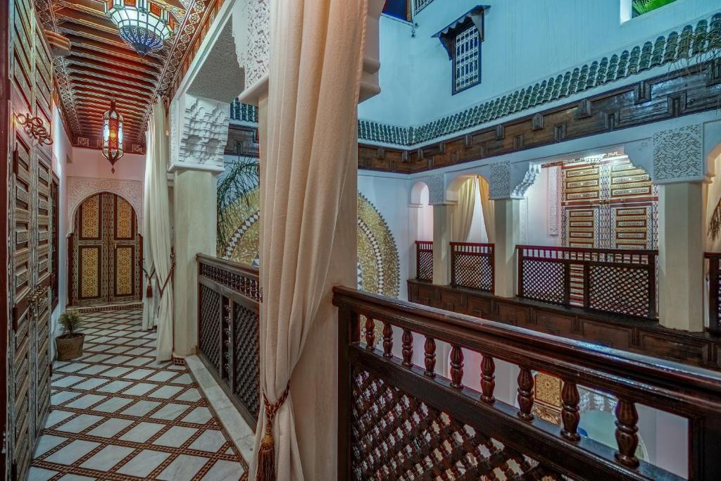 Elegantā arka un grezni rotājumi veido šī tradicionālā marokāņu interjera pievilcību, ar plašu skatu uz balkonu un grīdas flīzēm. Izsmalcinātie gaismas avoti piešķir siltumu un atmosfēru.