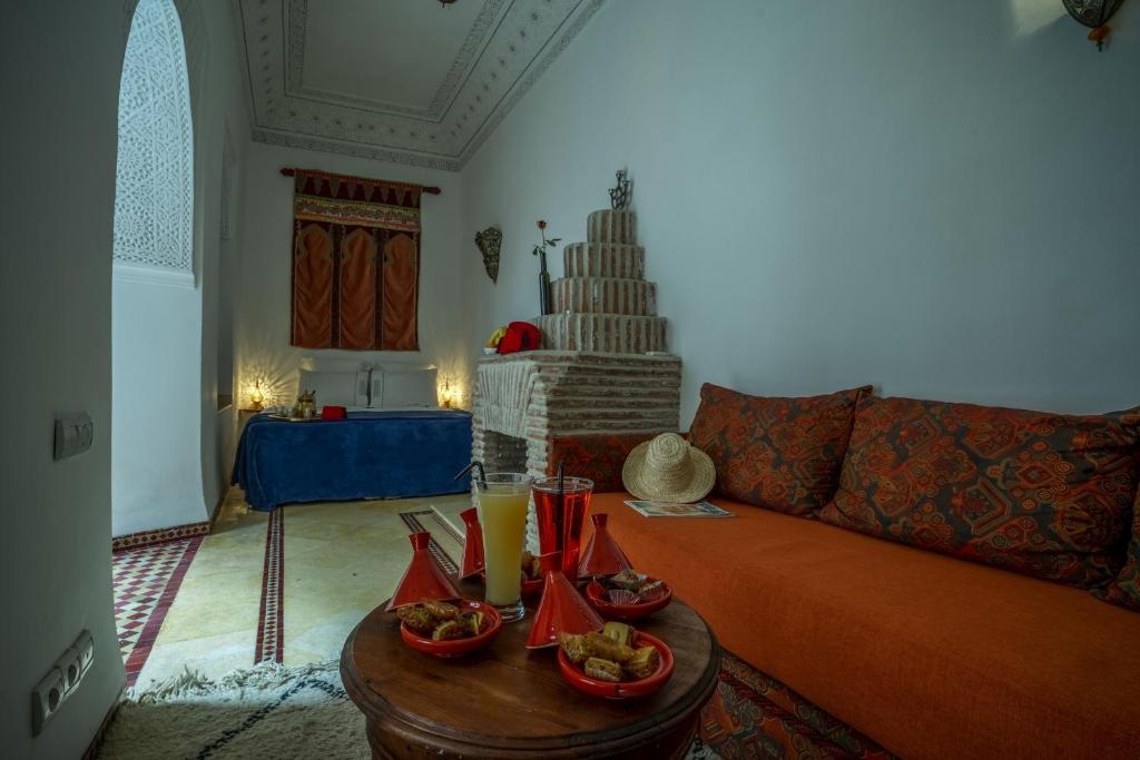 Mūsdienīga telpa ar tradicionālo marokāņu dekoru, kurā ir ērta dīvāns, galdiņš ar tradicionālajiem ēdieniem un dzērieniem, kā arī īpaša atmosfēra. Ideāli piemērota relaksācijai un kultūras izzināšanai.