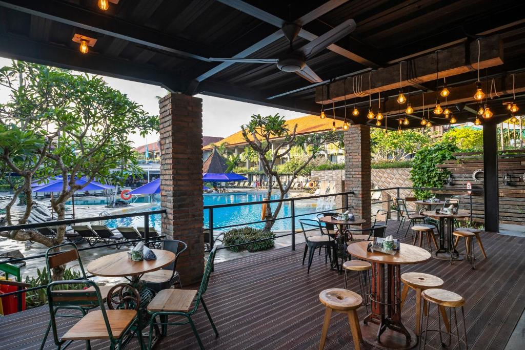 Viegli elegants restorāns ar terasi, kas vērsta uz baseinu un dārzu, piedāvājot komfortablas sēdvietas un mūsdienīgu apgaismojumu. Ideāla vieta atpūtai un relaksācijai.