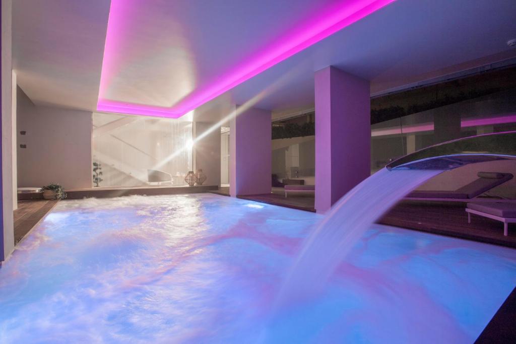 Mūsdienīgs spa ar relaksējošu atmosfēru, kurā ir peldbaseins ar gaismas efektiem un ūdens plūsmu. Ideāli piemērots relaksācijai un atpūtai.