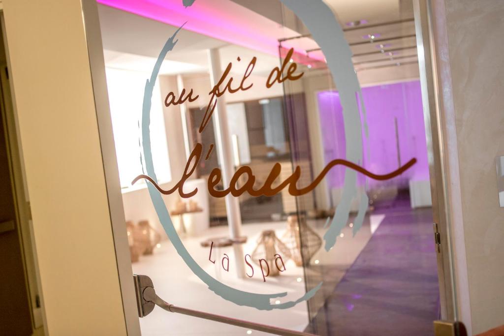 Ieejas durvis uz spa ar nosaukumu "au fil de l'eau", kurā ir moderns dizains un relaksējoša atmosfēra.
