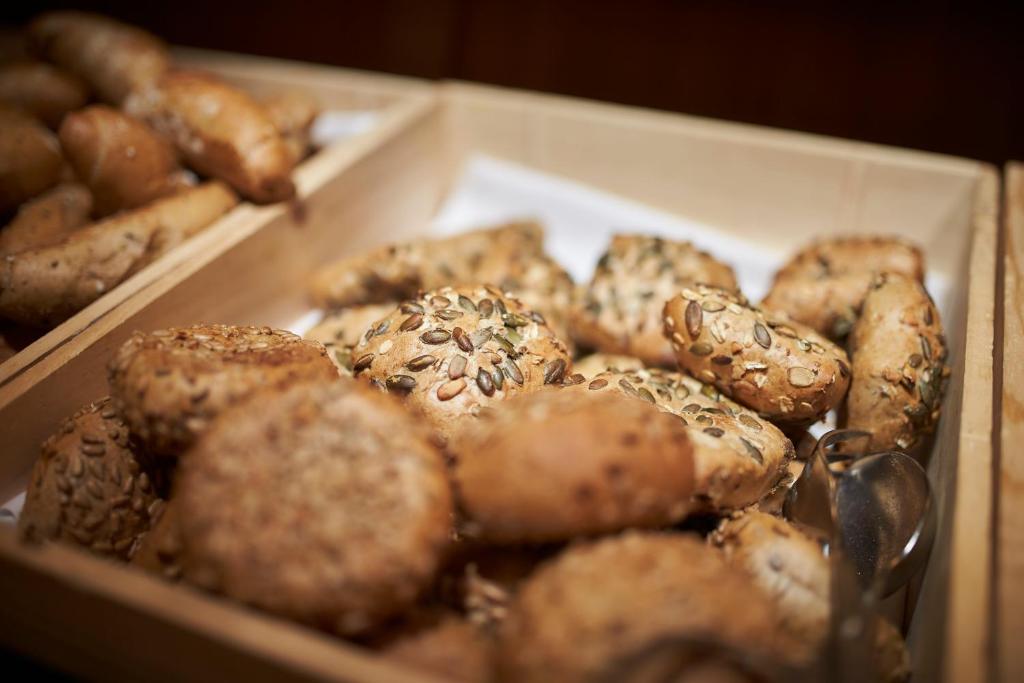 Maizītes ar sēklām un riekstiem, pasniegtas koka grozā. Ideāla uzkoda vai brokastu piedeva.