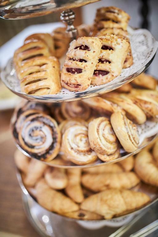 Gardumu grozs ar dažādiem konditorejas izstrādājumiem, tostarp saldām maizēm un kanēļa ruļļiem. Šī kārba ir lieliska izvēle svinībām vai kafijas pauzēm.