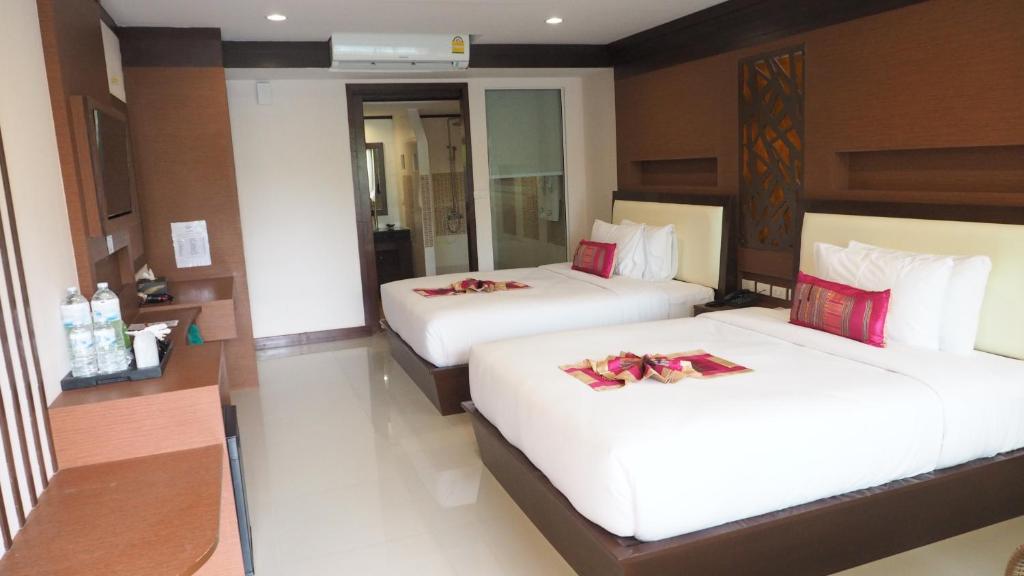 Divvietīgs numurs Chivatara Resort Bangtao ar mūsdienīgu interjeru.