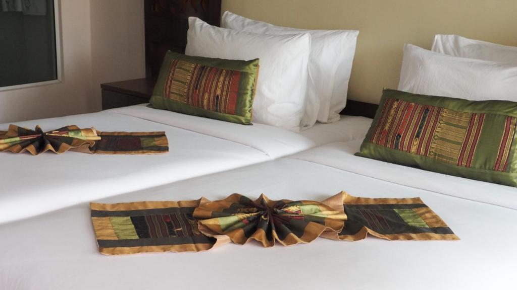 Divguļamajās numuros Chivatara Resort Bangtao ar izsmalcinātu dekoru.