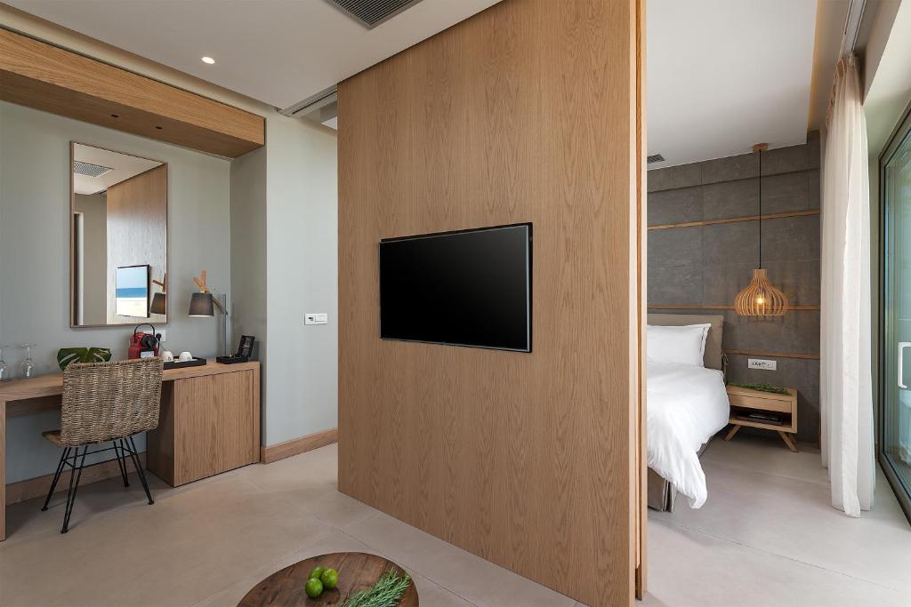 Mūsdienīgs viesnīcas numurs ar koka akcentiem, atsevišķu darba zonu un televizoru. Gaisīga atmosfēra ar dabīgas gaismas plūsmu un stilīgu apgaismojumu.