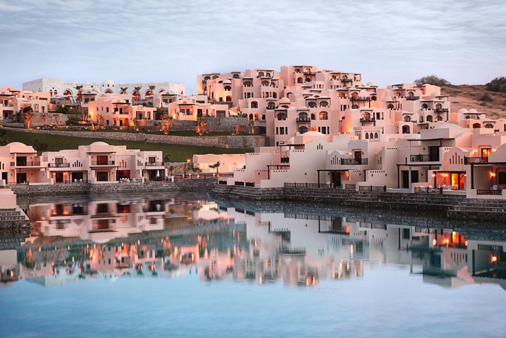 The Cove Rotana Resort piekrastē ar tradicionālu arhitektūru