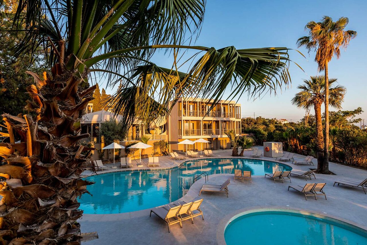 Baseins un palmām pie viesnīcas White Olive Premium Lindos