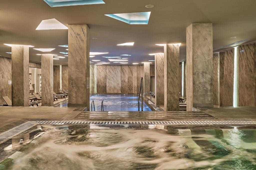 Mūsdienīgs spa ar relaksējošu ūdens vidi, elegantām kolonnām un mīkstu apgaismojumu. Ideāla vieta atpūtai un labsajūtai.